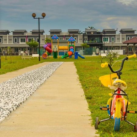 Setia Home Sitiawan Ktv 12+4 Pax Екстериор снимка