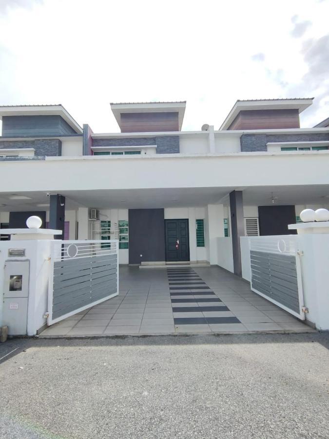 Setia Home Sitiawan Ktv 12+4 Pax Екстериор снимка